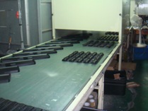本公司所使用之漆料油墨都符合環保SGS並有耐磨損耐酒精-生產線